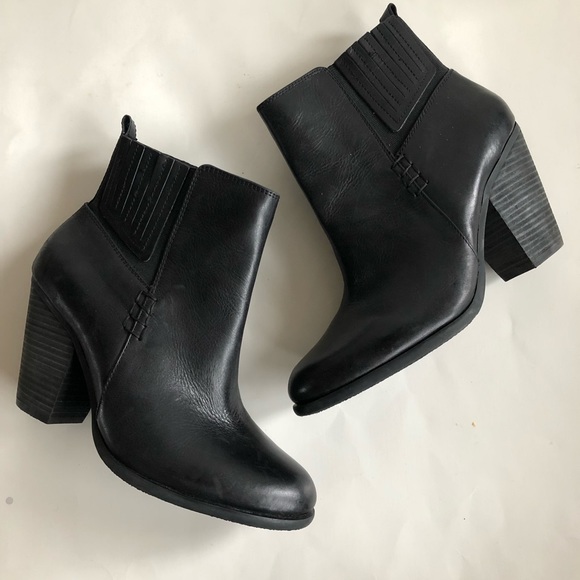 VINCE CAMUTO HIGHLAND ANKLE BOOTIES - Picture 2 of 8
